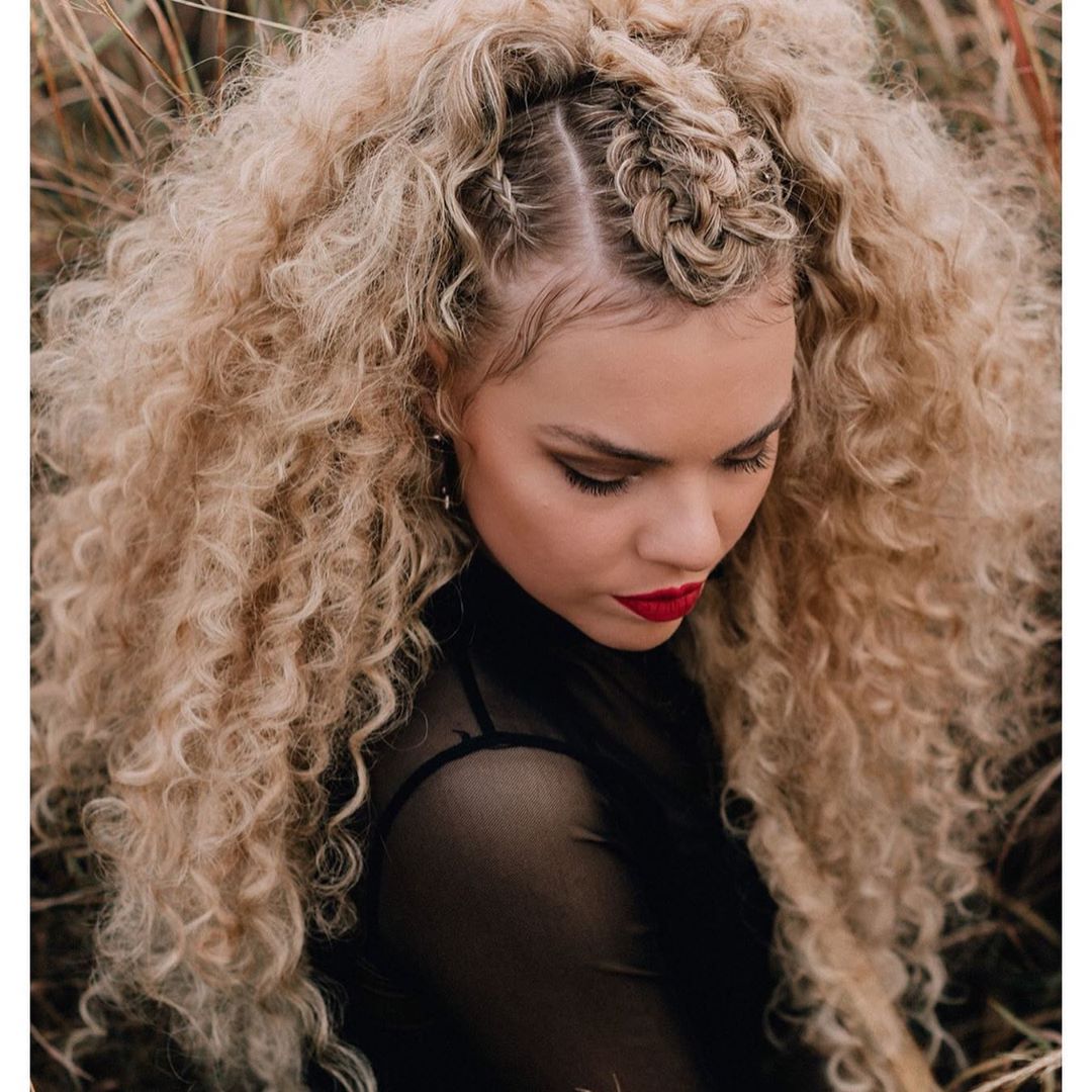 4 Easy and Gorgeous Hairstyles with Curly Clip in Hair Extensions