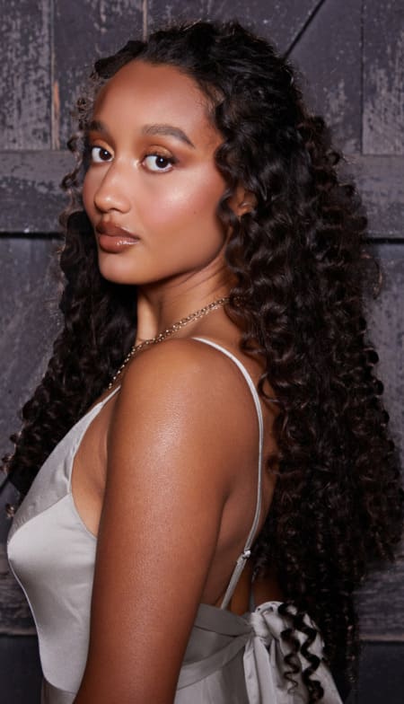 model wearing curly hair extension