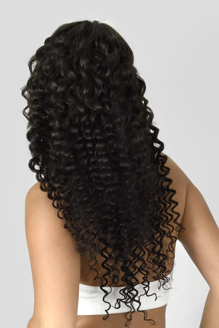 model using curly hair extension